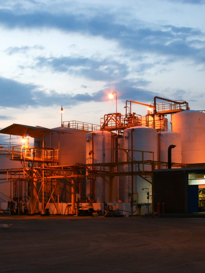 inspección de tanques de combustible en planta industrial