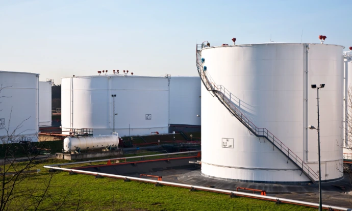 almacenamiento de combustible en tanques industriales